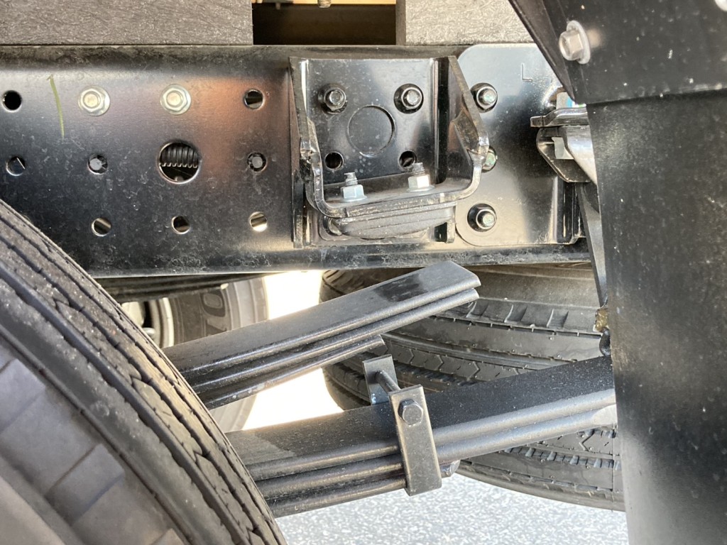 シャーシとスプリングの状態です。|三菱 キャンター 2PG-FEB80(2WD)の写真6