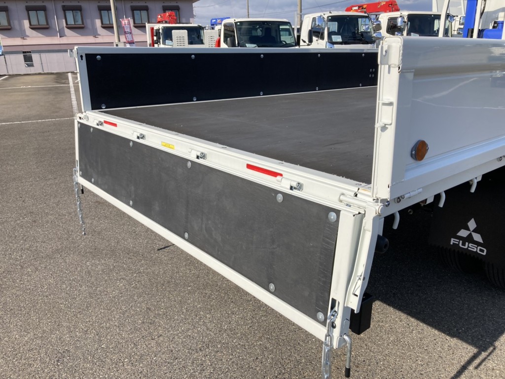 リアアオリを開けたボデー後部の状態です。|三菱 キャンター 2PG-FEB80(2WD)の写真20