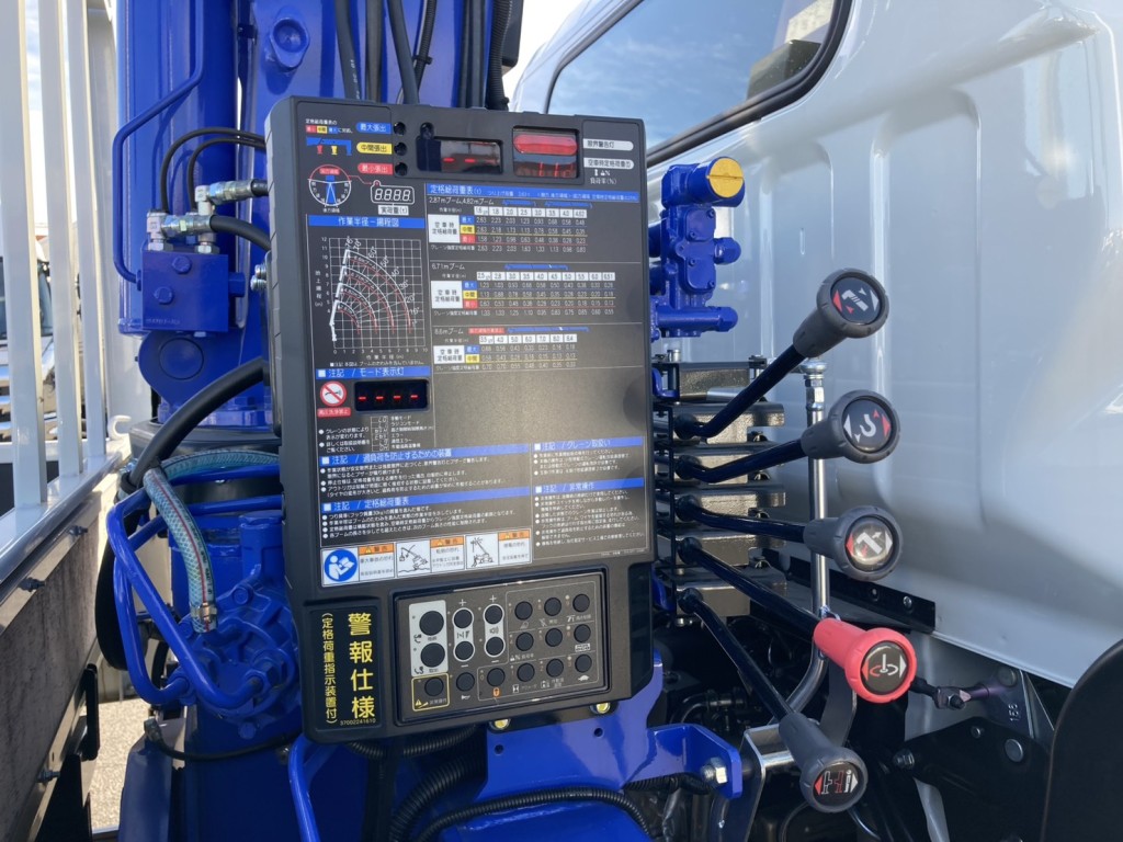 クレーンの表示機と操作レバーの状態です。|三菱 キャンター 2PG-FEB80(2WD)の写真23