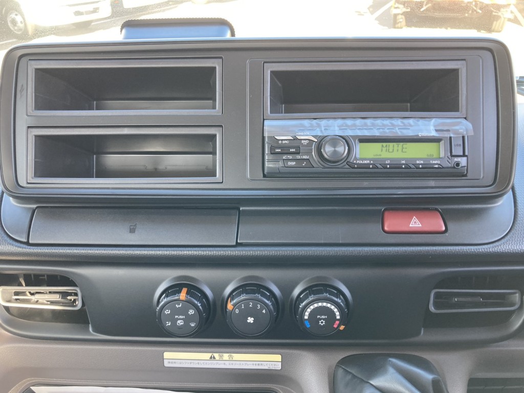 インパネ周りです。|三菱 キャンター 2PG-FEB80(2WD)の写真35