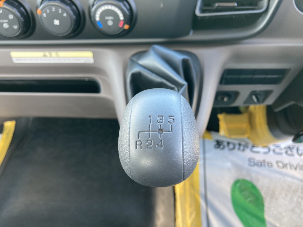 5速です。|三菱 キャンター 2PG-FEB80(2WD)の写真36