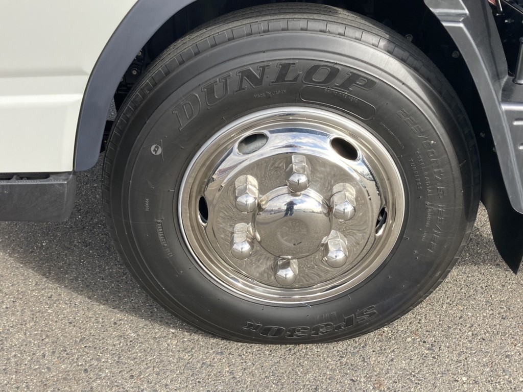 メッキのホイールカバーが付いてます。|三菱 キャンター 2PG-FEB80(2WD)の写真39