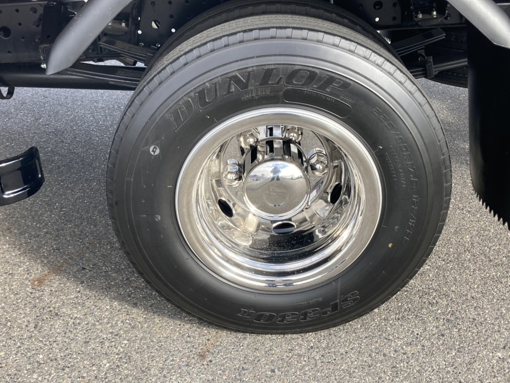 メッキのホイールカバーが付いてます。|三菱 キャンター 2PG-FEB80(2WD)の写真40