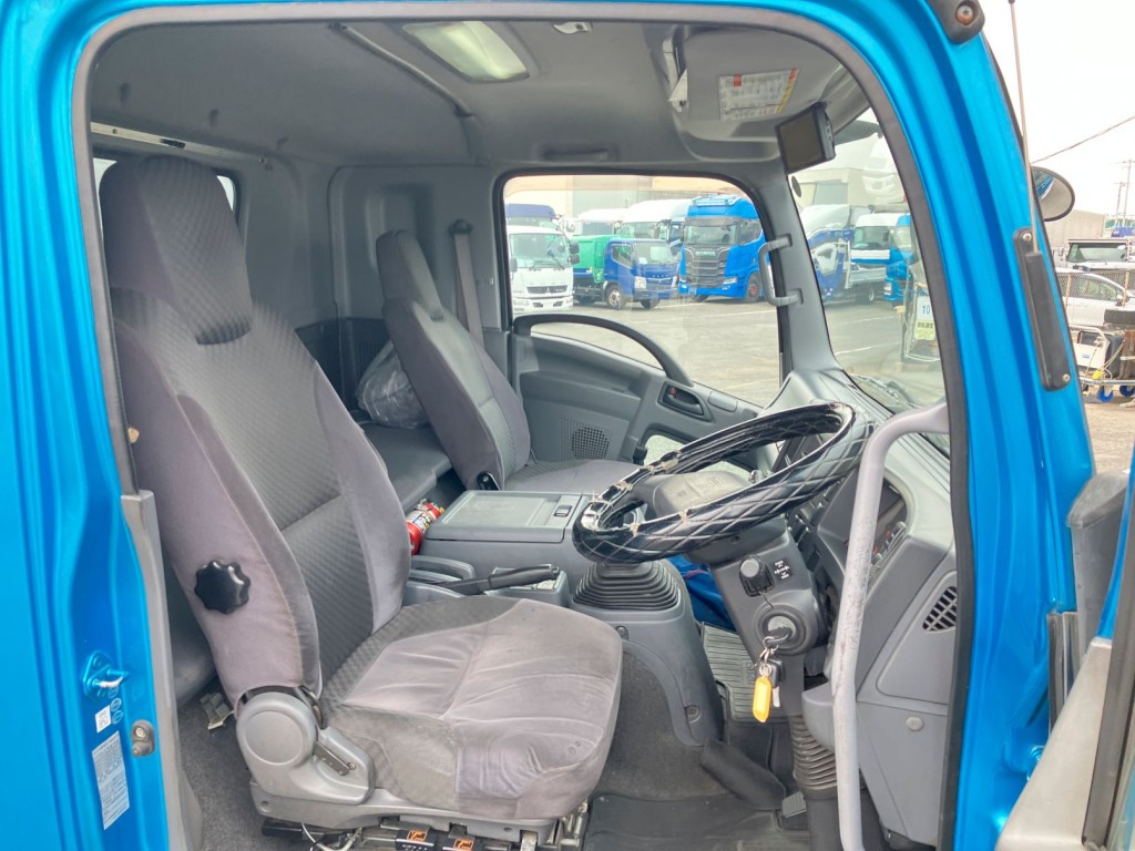 乗車定員は2名です。|いすゞ フォワード TKG-FRR90S2(2WD)の写真5