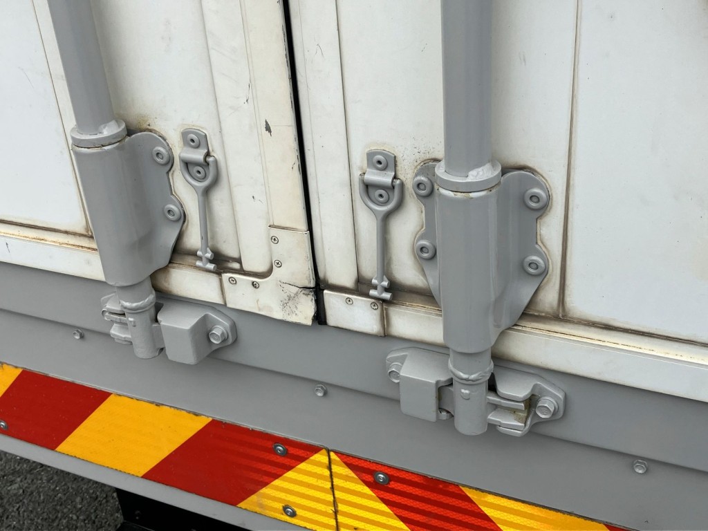 リヤ扉合わせ目下部にめくれがあります。|いすゞ フォワード TKG-FRR90S2(2WD)の写真9