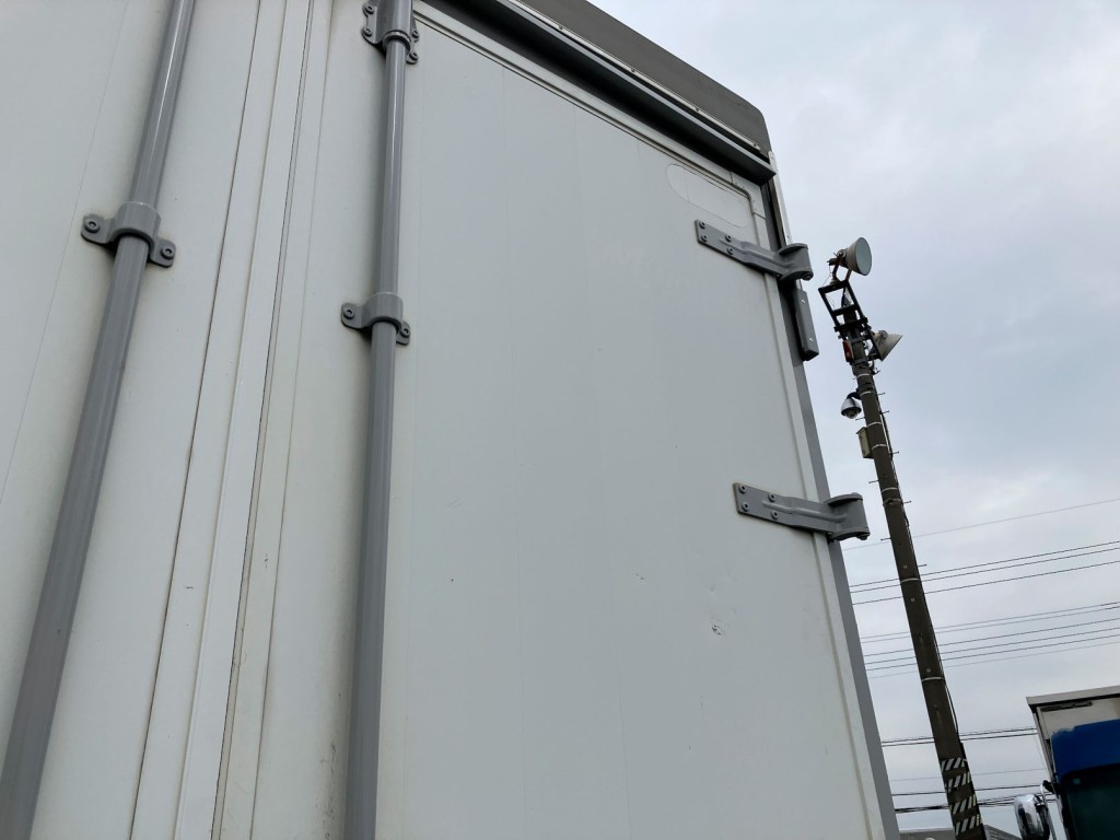 運転席側リヤ扉にキズ・スレがあります。|いすゞ フォワード TKG-FRR90S2(2WD)の写真11