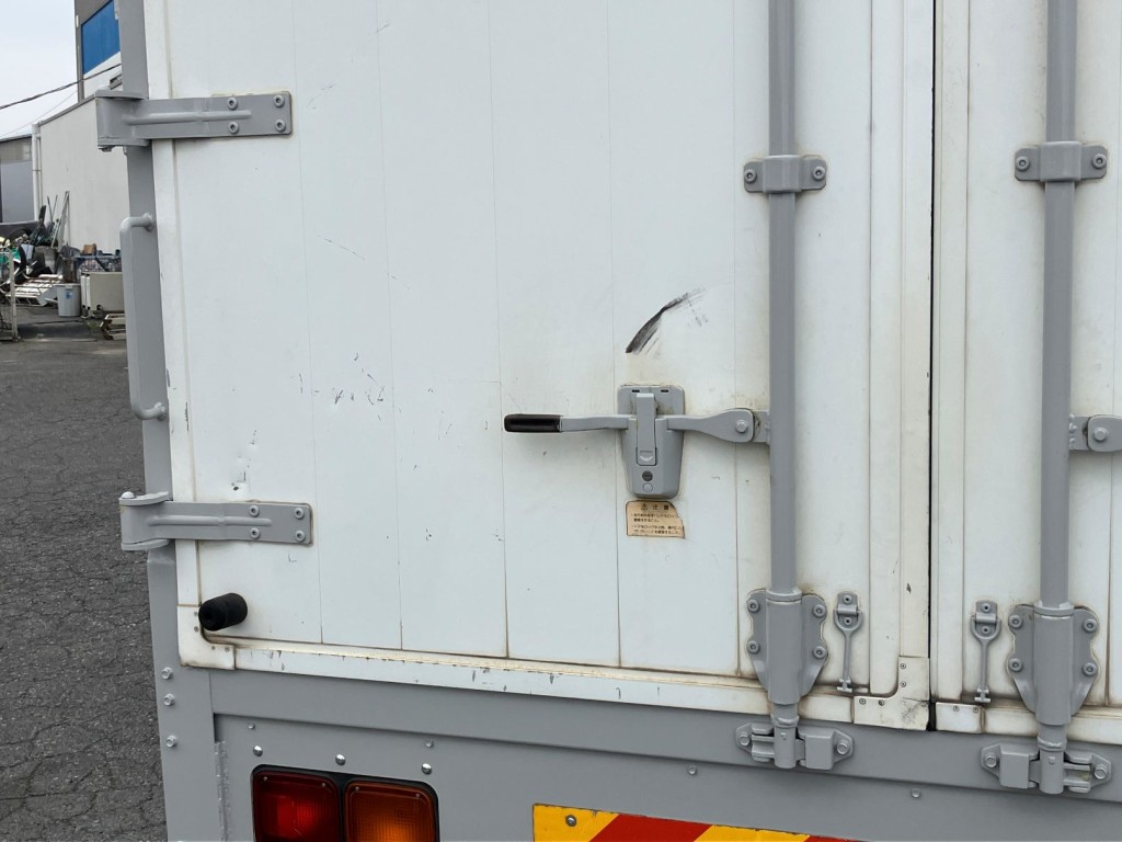 助手席リヤ扉にキズ・スレがあります。|いすゞ フォワード TKG-FRR90S2(2WD)の写真12