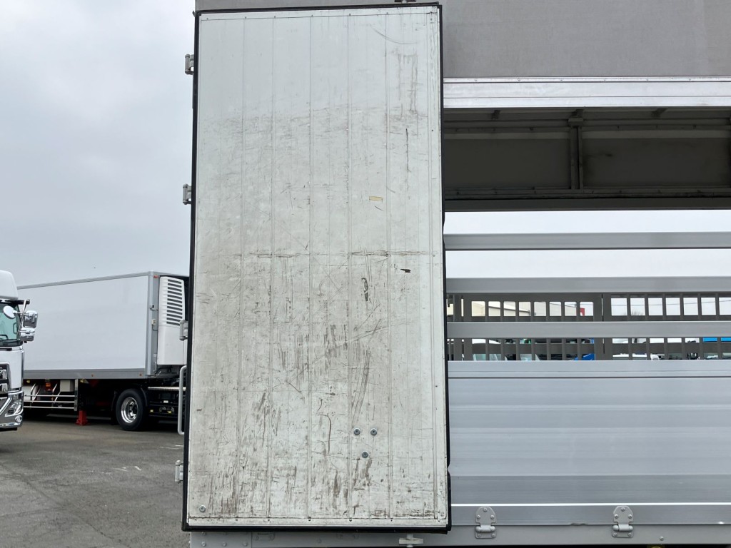 運転席側リヤ扉内面の状態です。キズ・凹みがあります|いすゞ フォワード TKG-FRR90S2(2WD)の写真14