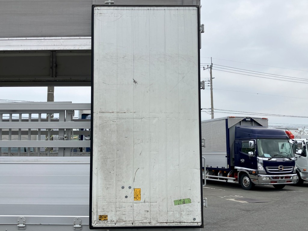 助手席側リヤ扉内面の状態です。キズ・凹みがあります|いすゞ フォワード TKG-FRR90S2(2WD)の写真15