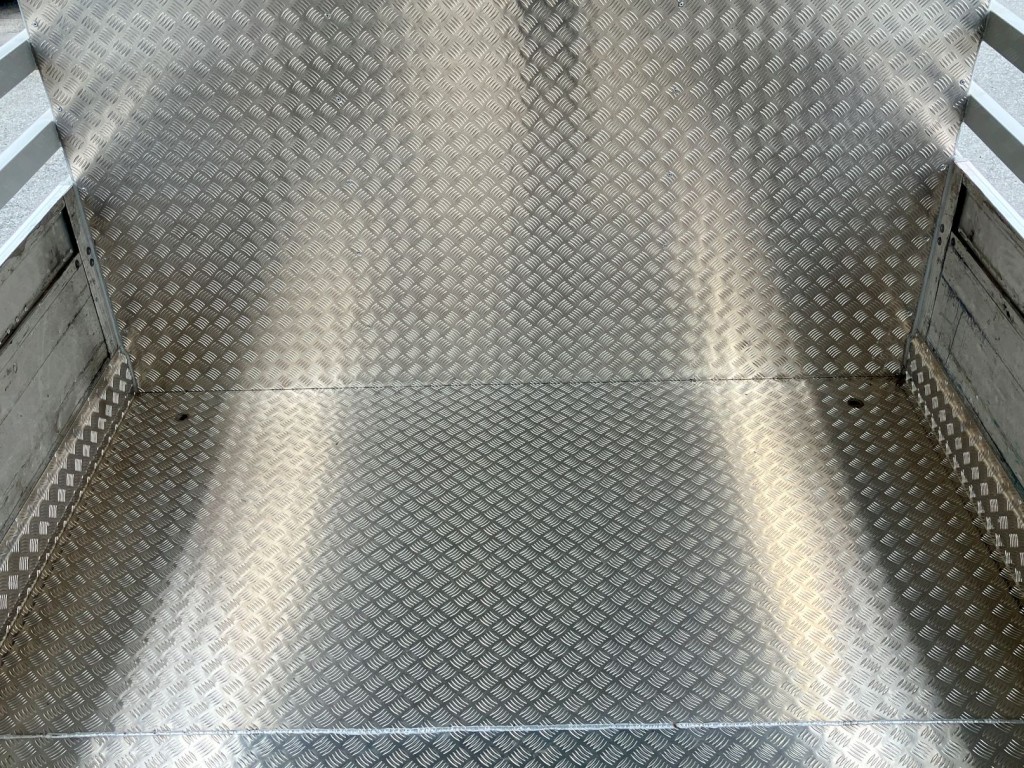 床前方に水抜き穴が2箇所付いています。|いすゞ フォワード TKG-FRR90S2(2WD)の写真27