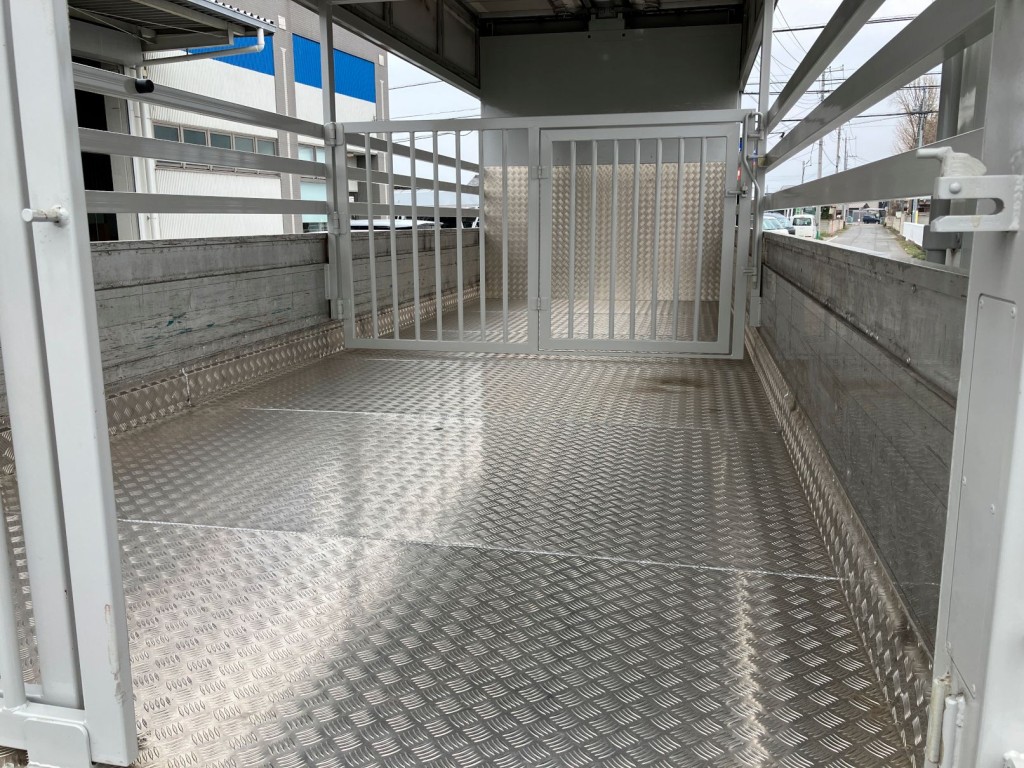 床はアルミ縞板です。|いすゞ フォワード TKG-FRR90S2(2WD)の写真30