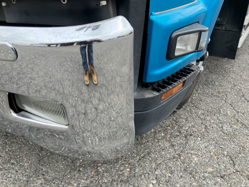 助手席側フロントバンパーにキズ・歪みがあります。|いすゞ フォワード TKG-FRR90S2(2WD)の写真43