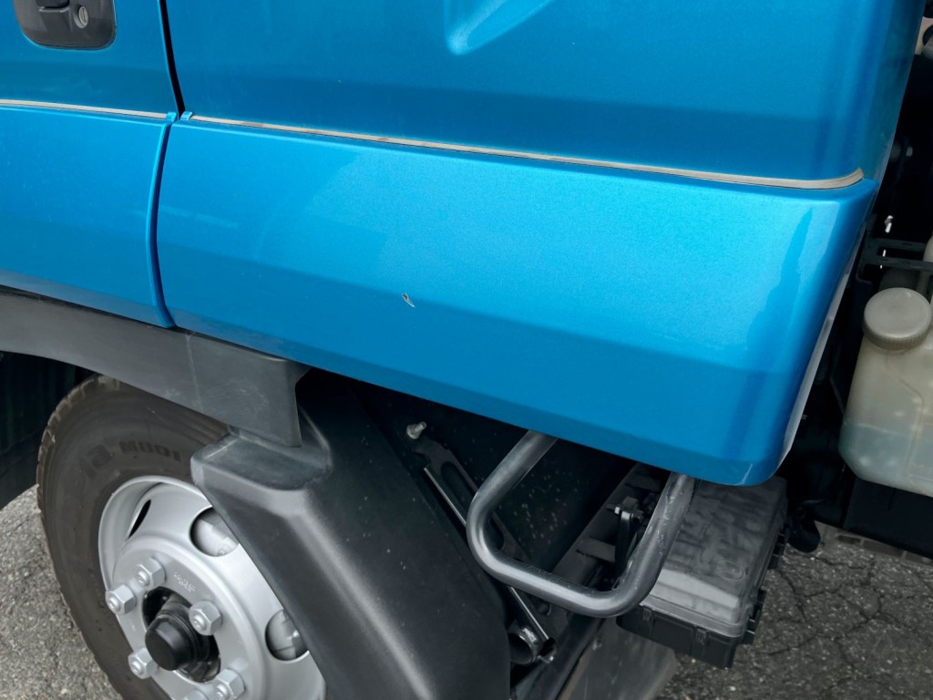 助手席側クオーターカバーに小傷があります。|いすゞ フォワード TKG-FRR90S2(2WD)の写真44