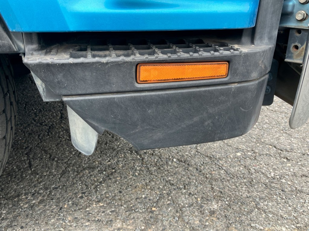 運転席側ステッップに少し欠けがあります。|いすゞ フォワード TKG-FRR90S2(2WD)の写真47