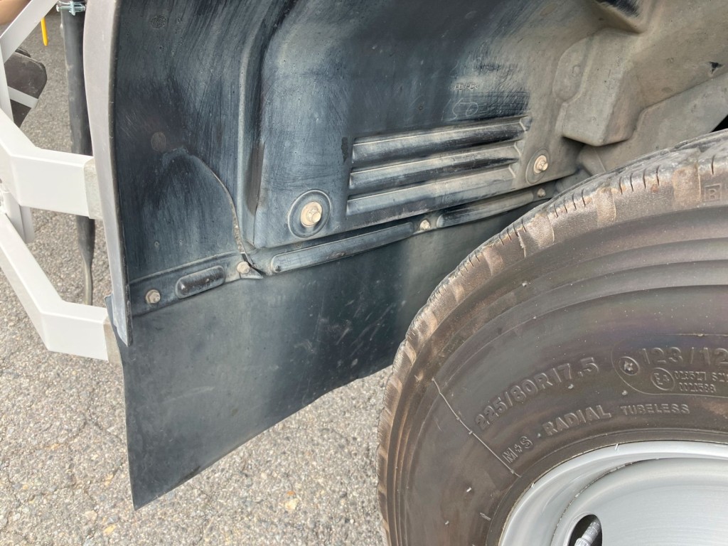 運転席側フロントタイヤ泥除けにヒビ割れがあります。|いすゞ フォワード TKG-FRR90S2(2WD)の写真48