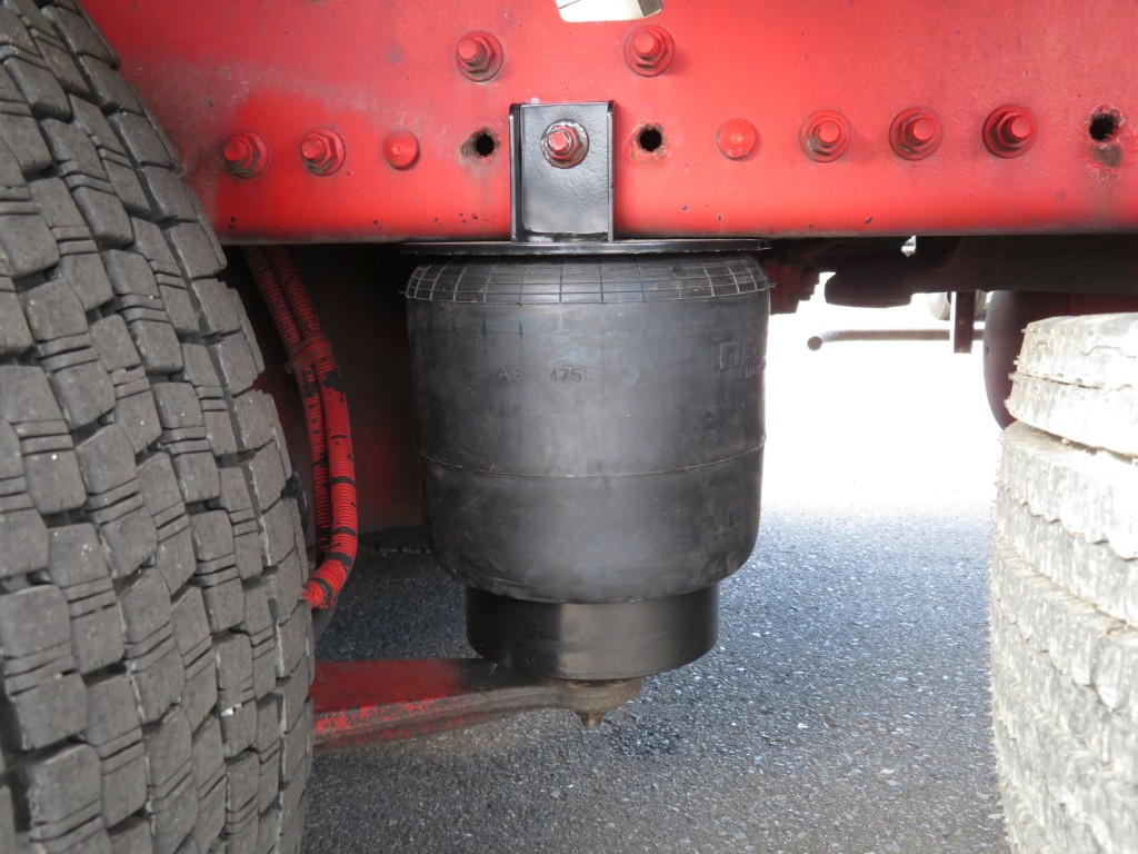 運転席側3軸目のベローズ（前後2本)は交換修理されています。|日野 プロフィア 2DG-FW1AHJの写真43