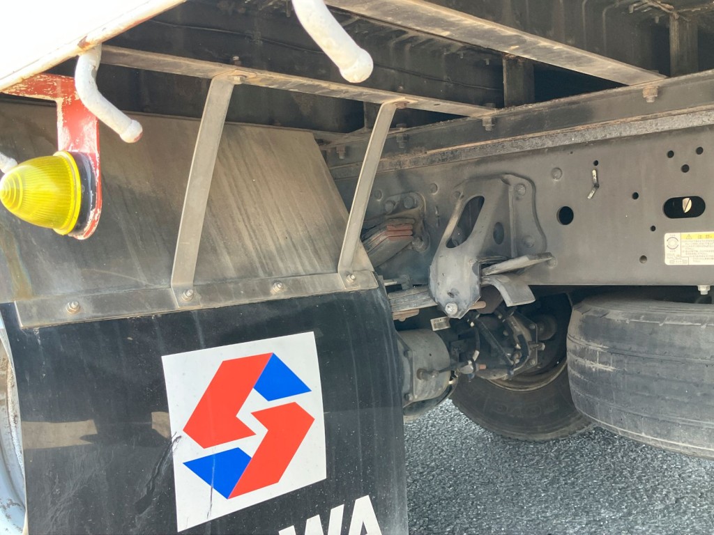 シャシとネタの状態です。ネタは鉄製です|いすゞ フォワード PKG-FSR34S2の写真6