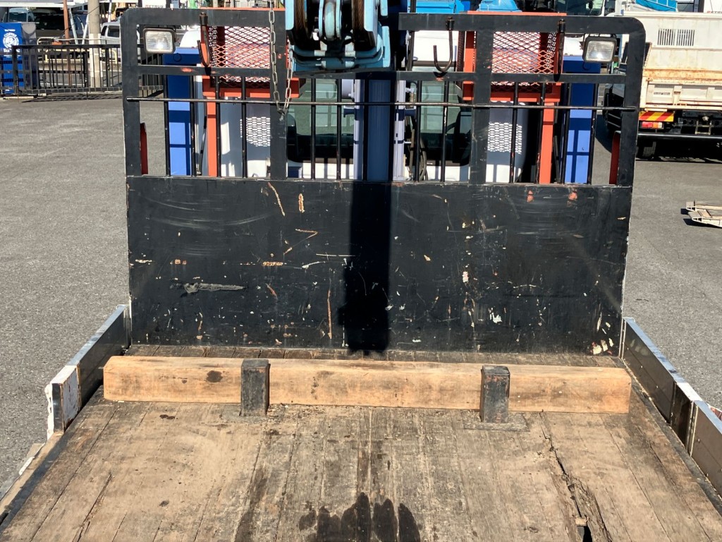 10x10㎝スタンション穴が1対付いています。|いすゞ フォワード PKG-FSR34S2の写真10