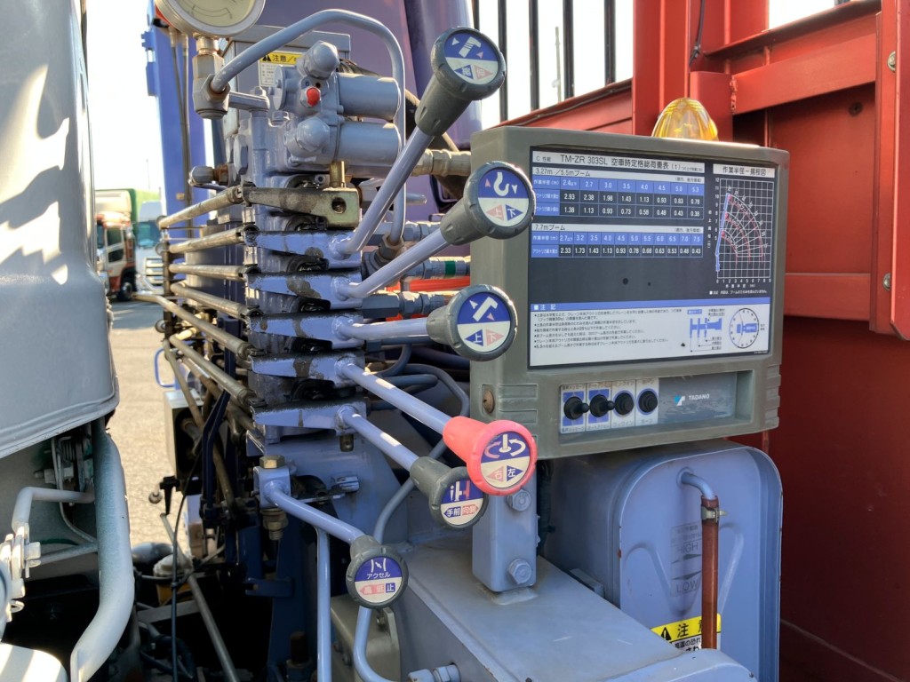 クレーンの操作レバーの状態です。|いすゞ フォワード PKG-FSR34S2の写真13