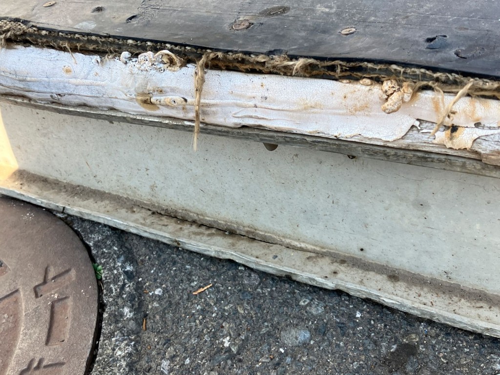 歩みに一部亀裂があります。|いすゞ フォワード PKG-FSR34S2の写真21