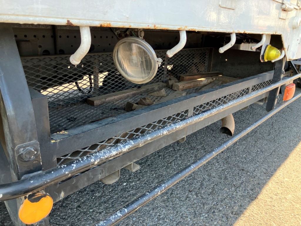 運転席側に物入れが付いています。|いすゞ フォワード PKG-FSR34S2の写真24