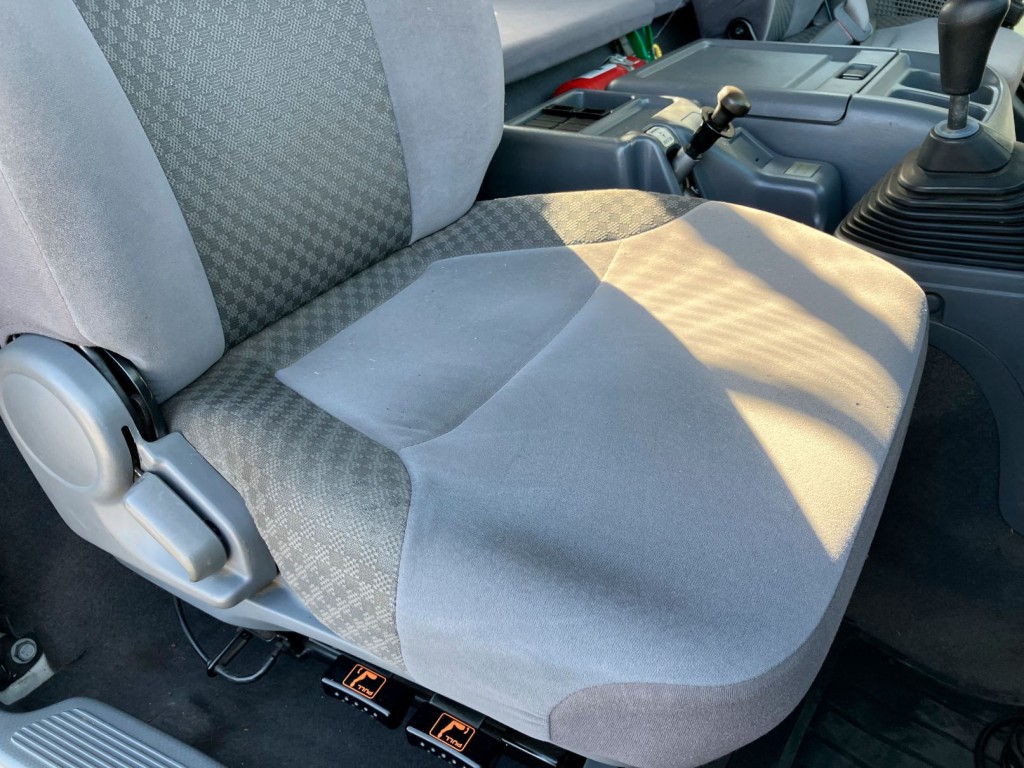 運転席座面にヘタリ・焦げがあります。|いすゞ フォワード PKG-FSR34S2の写真32