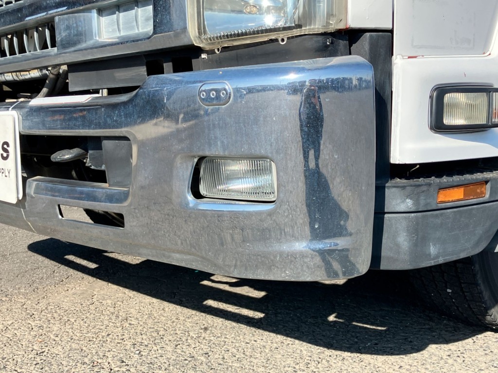 フロントバンパー助手席側に少し凹み・キズがあります。|いすゞ フォワード PKG-FSR34S2の写真38