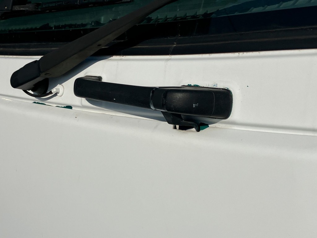 ワイパーパネルに一部塗装はがれがあります。|いすゞ フォワード PKG-FSR34S2の写真40