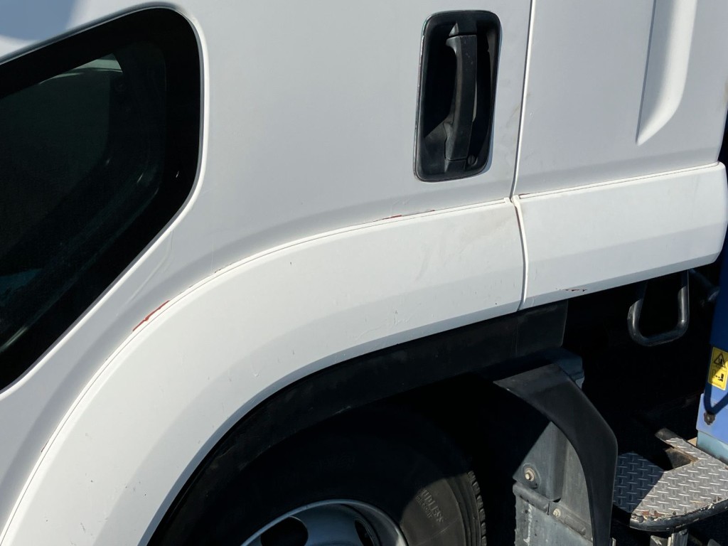 助手席側ドアに小傷・塗装はがれがあります。|いすゞ フォワード PKG-FSR34S2の写真42