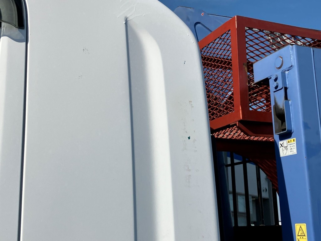 助手席側クオーターパネルに少し塗装はがれがあります。|いすゞ フォワード PKG-FSR34S2の写真43