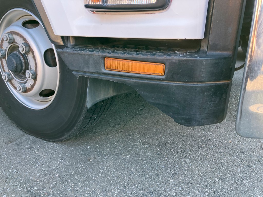 運転席側ステップカバーに割れがあります。|いすゞ フォワード PKG-FSR34S2の写真48