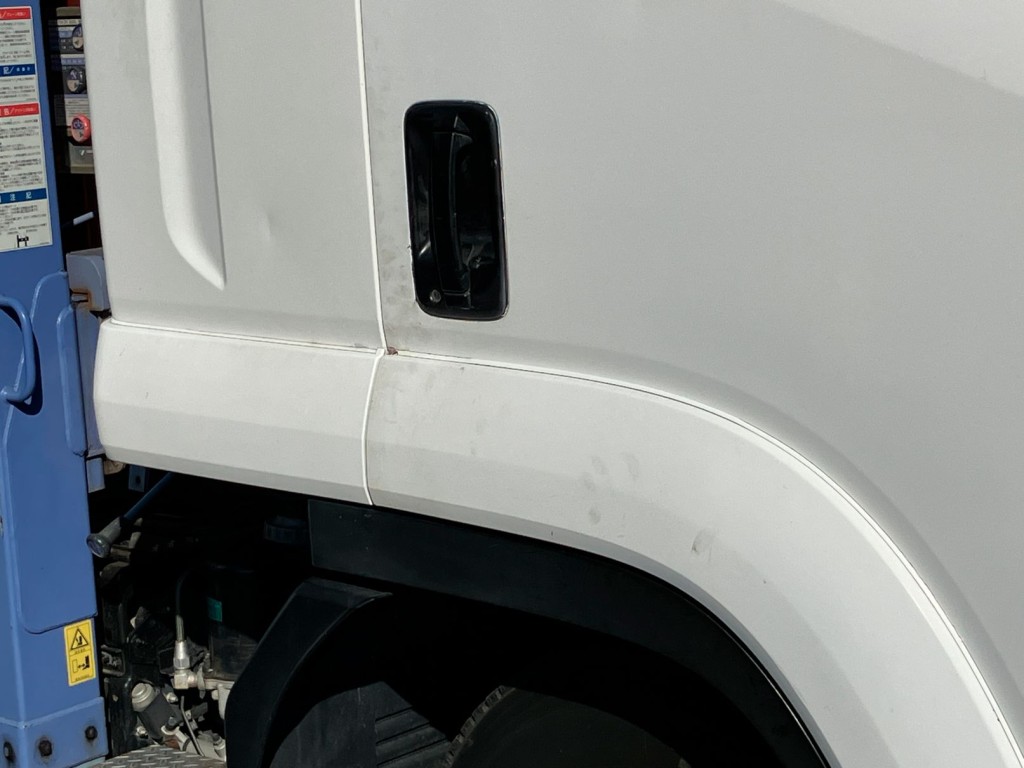 運転席側ドアに小傷・塗装はがれがあります。|いすゞ フォワード PKG-FSR34S2の写真49