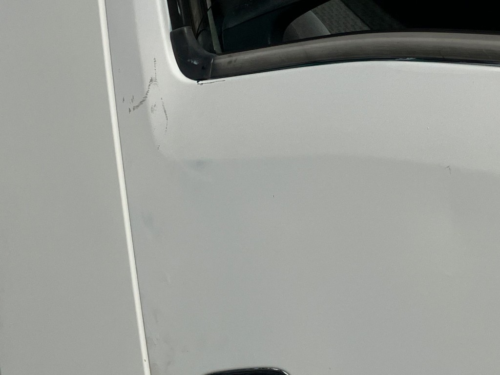 運転席側ドアにうっすら凹み・擦れキズがあります。|いすゞ フォワード PKG-FSR34S2の写真50