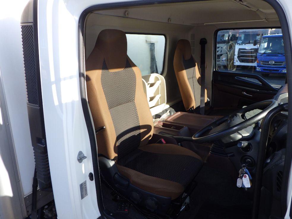 乗車定員は2名です。|日野 レンジャー 2KG-FC2ABG(2WD)の写真6