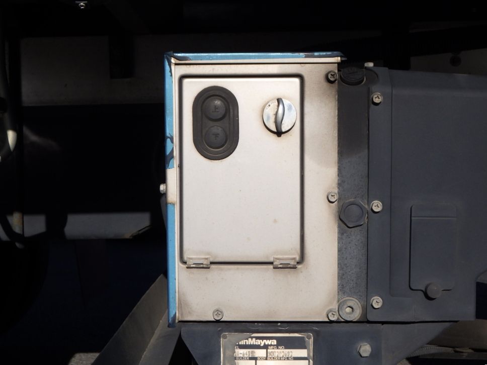 ゲートの操作スイッチです。|日野 レンジャー 2KG-FC2ABG(2WD)の写真16
