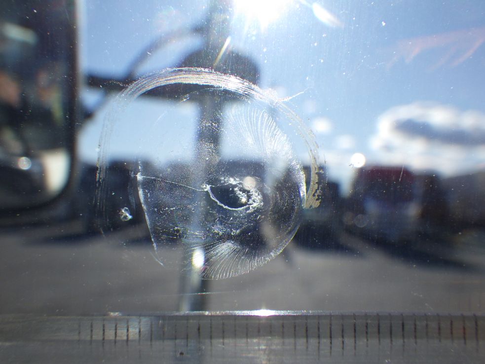 フロントガラスに飛び石キズがあります。|日野 レンジャー 2KG-FC2ABG(2WD)の写真21