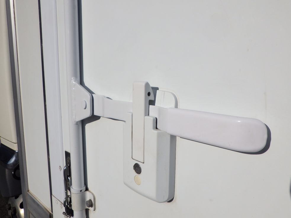 サイドドアのハンマーロックは交換してあります。|日野 レンジャー 2KG-FC2ABG(2WD)の写真38