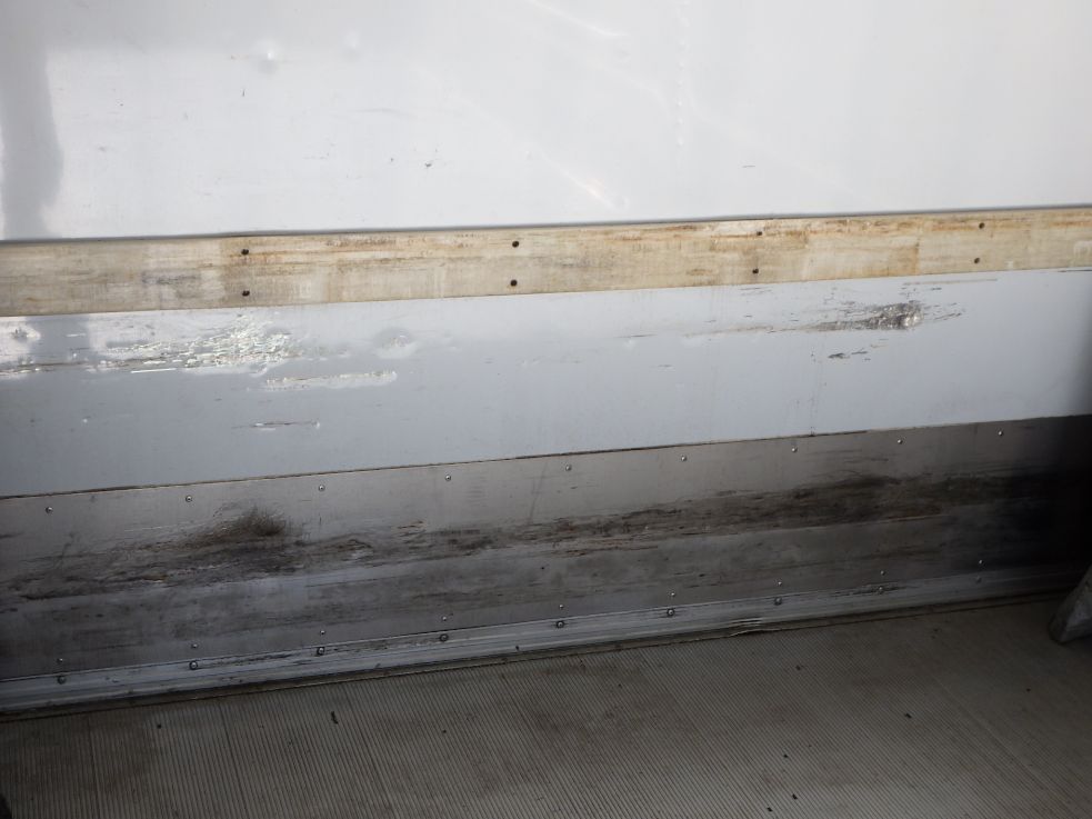 プロテクター裏側にキズ・ヘコミがあります。|日野 レンジャー 2KG-FC2ABG(2WD)の写真42