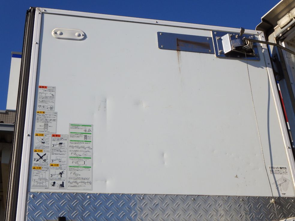 リヤ扉裏側にキズ・ヘコミがあります。|日野 レンジャー 2KG-FC2ABG(2WD)の写真44