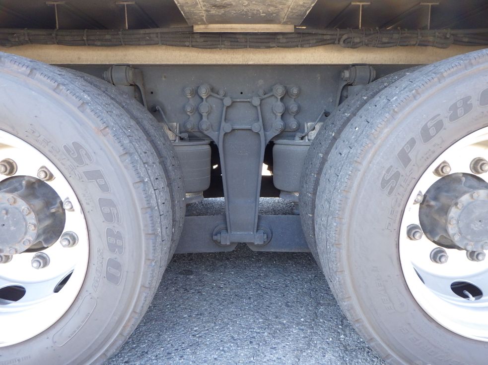 タイヤ間の状態です。（エアサスです）|いすゞ ギガ QPG-CYJ77Bの写真5