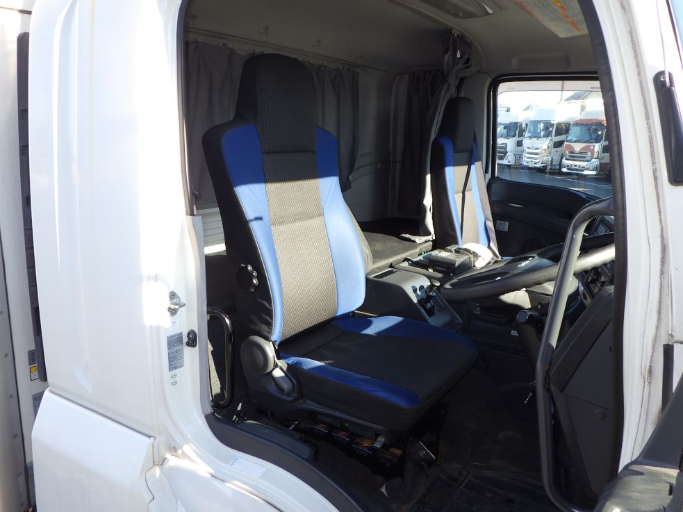 乗車定員は２名です。|いすゞ ギガ QPG-CYJ77Bの写真6