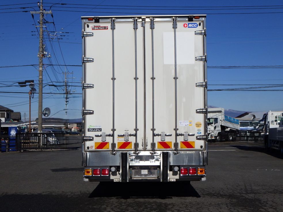 門口周りはステンレス製です。|いすゞ ギガ QPG-CYJ77Bの写真8