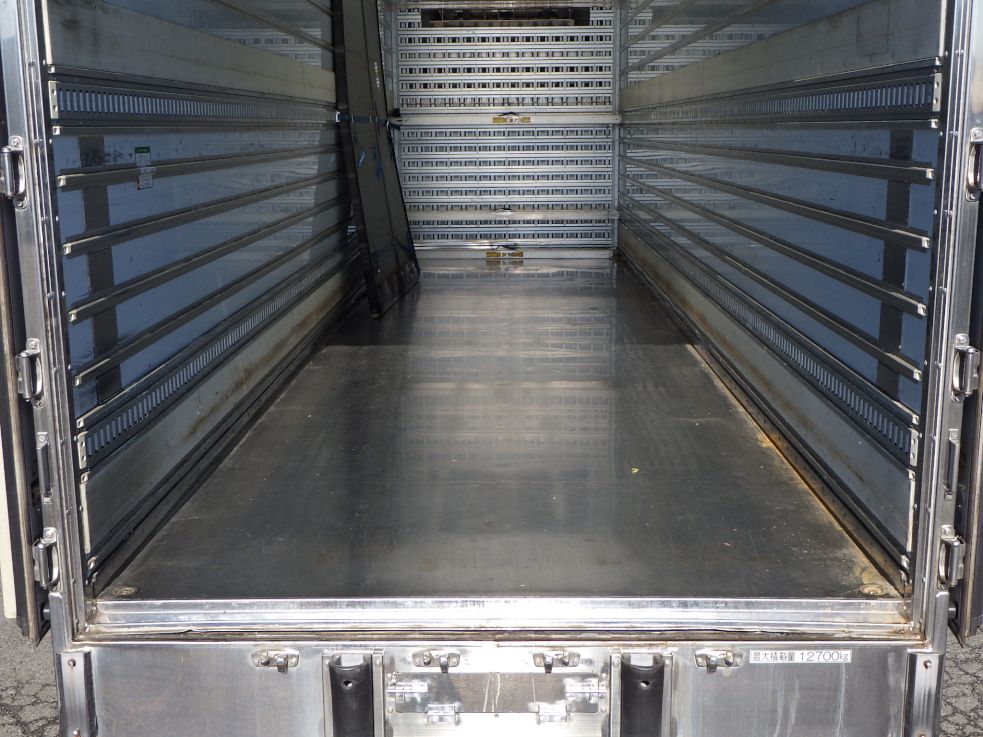 床の状態です。（ステンレス板張りです）|いすゞ ギガ QPG-CYJ77Bの写真10