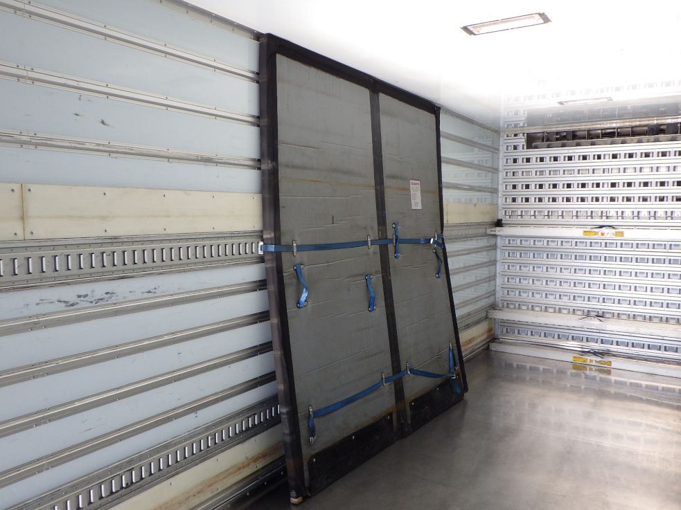 荷台に仕切り板が積んであります。|いすゞ ギガ QPG-CYJ77Bの写真13