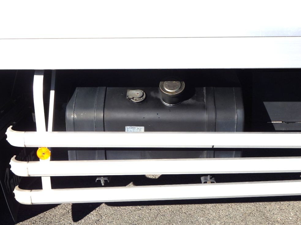 助手席側後方に冷凍機用燃料タンク（２００L）があります。|いすゞ ギガ QPG-CYJ77Bの写真21