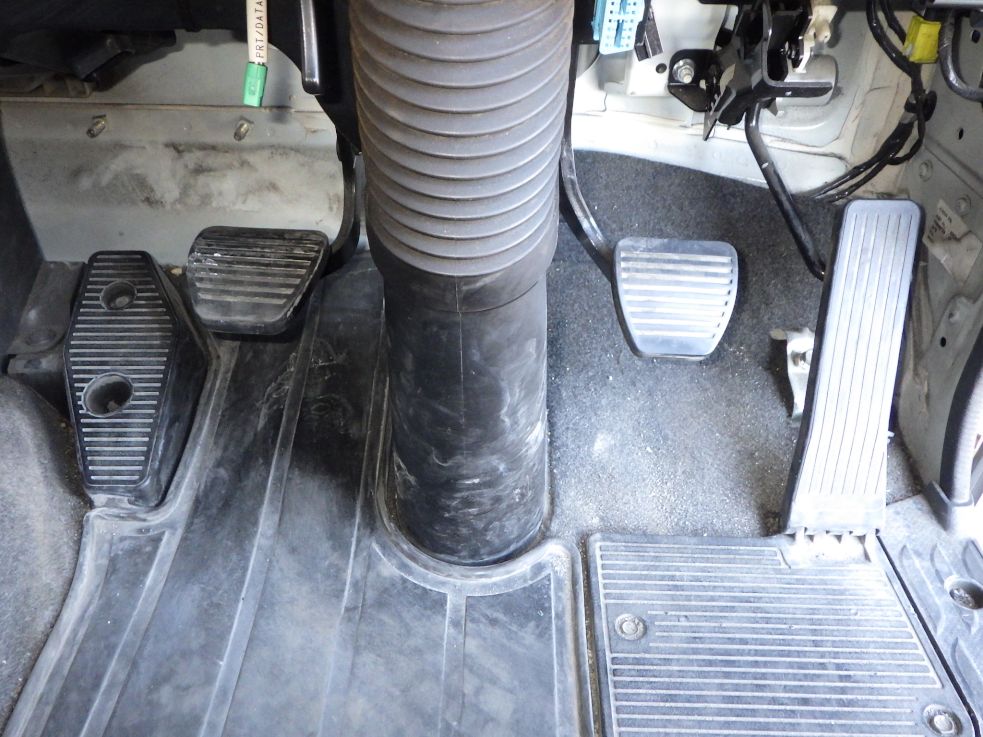 ３ペダルです。|いすゞ ギガ QPG-CYJ77Bの写真26