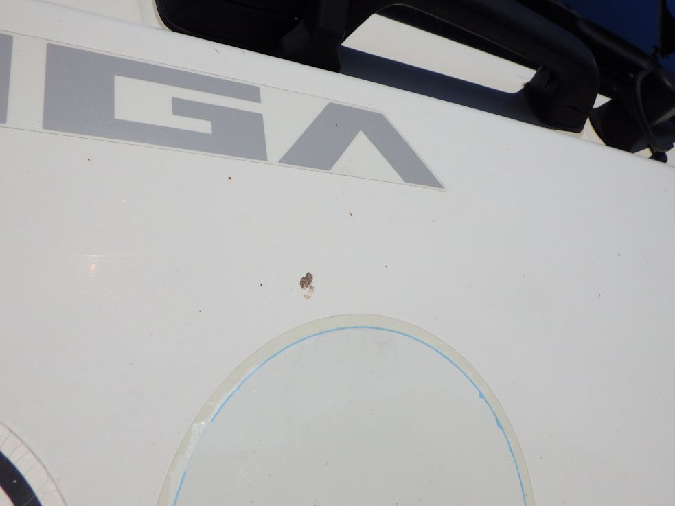 フロントパネルに飛び石キズがあります。|いすゞ ギガ QPG-CYJ77Bの写真33