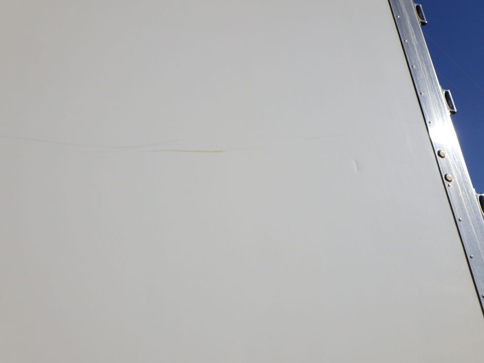 ボディーの両サイドにキズ・ヘコミがあります。|いすゞ ギガ QPG-CYJ77Bの写真34