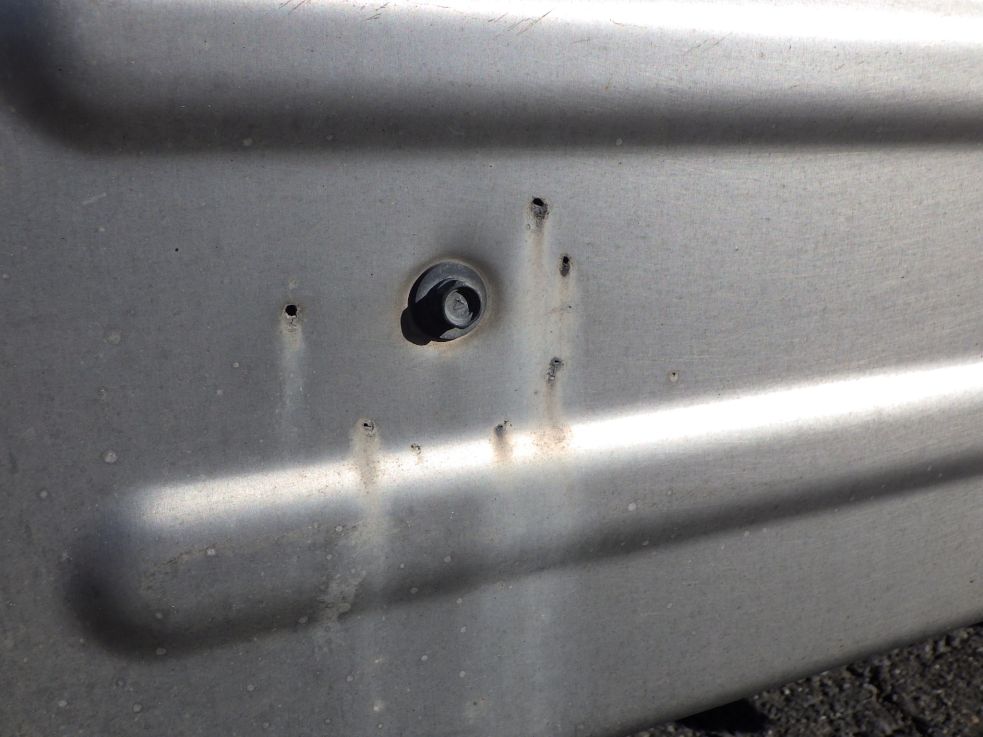 マフラーカバーに穴があります。|いすゞ ギガ QPG-CYJ77Bの写真37