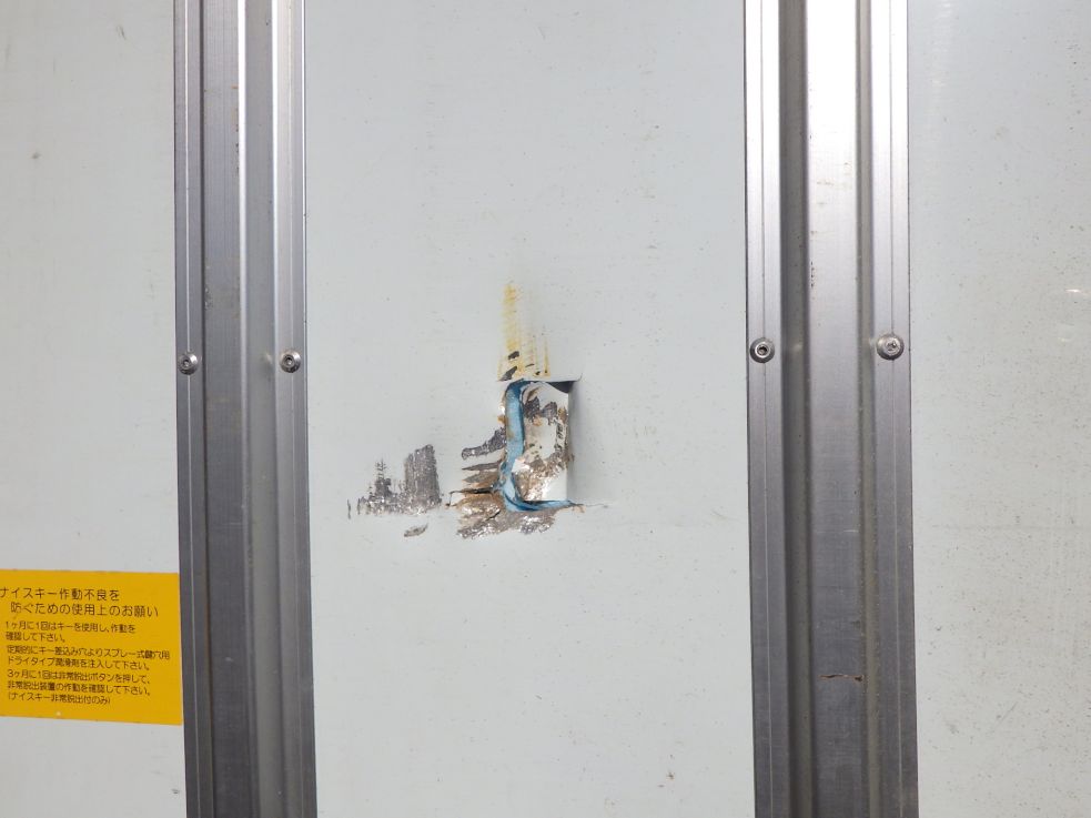 リヤ扉裏側にキズ・ヘコミ・穴があります。|いすゞ ギガ QPG-CYJ77Bの写真40